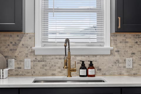 Stunning Home 15 Min to Downtown & Airport Apartment in Parma