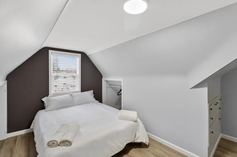 Stunning Home 15 Min to Downtown & Airport Apartment in Parma