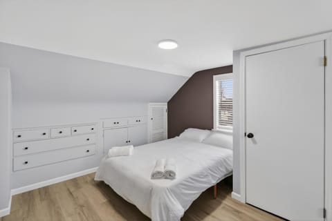 Stunning Home 15 Min to Downtown & Airport Apartment in Parma