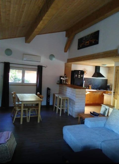 Kitchen or kitchenette, Dining area, minibar