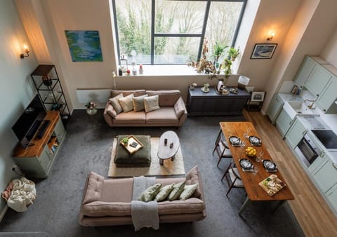 Communal lounge/ TV room, Living room, Seating area, Evening entertainment