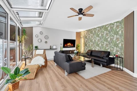 Communal lounge/ TV room, TV and multimedia, Living room, Seating area