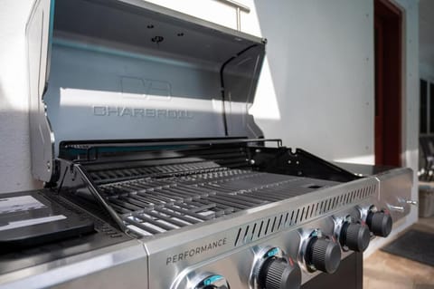 Upscale Pool Retreat- Sleeps 12 -King Beds- Renovated House in Lake Magdalene