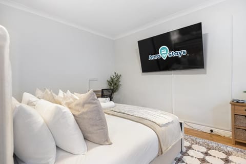 Bed, TV and multimedia, Bedroom