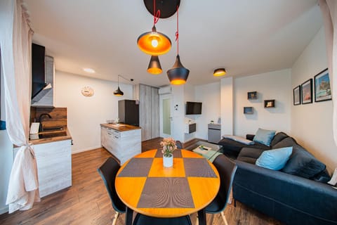 TV and multimedia, Kitchen or kitchenette, Living room, Seating area, Dining area, Evening entertainment, air conditioner