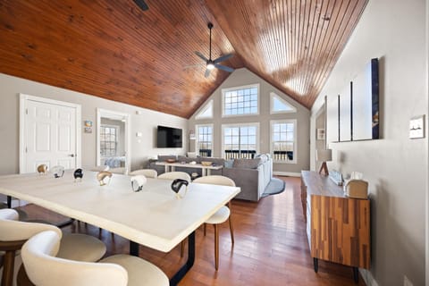 The Bird House on Highland Green House in Lake Cumberland