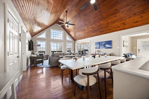 TV and multimedia, Living room, Seating area, Dining area
