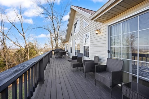 The Bird House on Highland Green House in Lake Cumberland