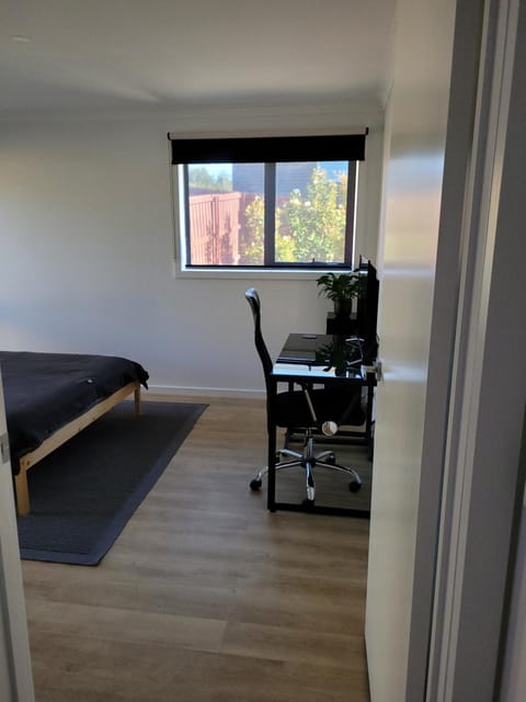 Easy homestay, room in private home, for solo traveller Vacation rental in Tasmania