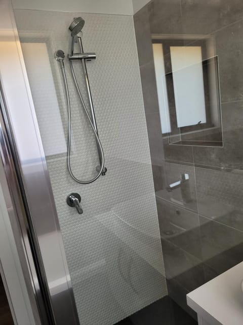 Easy homestay, room in private home, for solo traveller Vacation rental in Tasmania