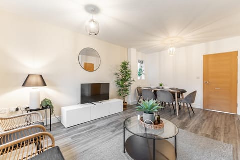 TV and multimedia, Living room, Seating area, Dining area