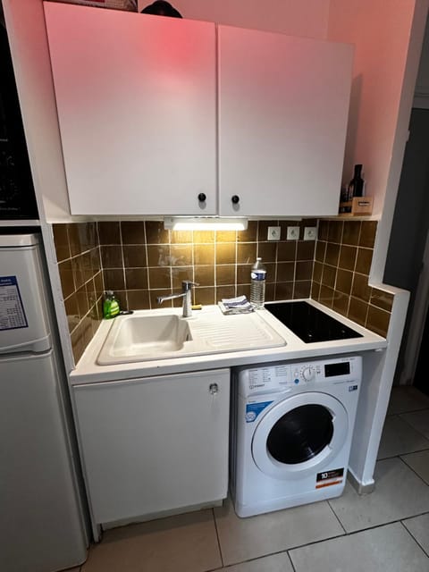 Kitchen or kitchenette, washing machine, dryer