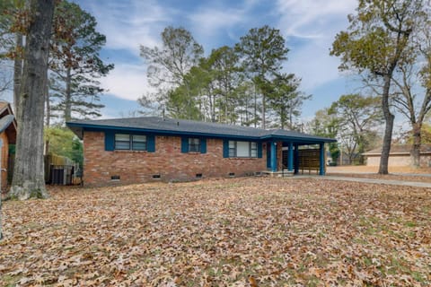 3 Mi to Saracen Landing! Family Getaway with Deck House in Pine Bluff