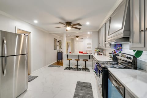 3 Mi to Saracen Landing! Family Getaway with Deck House in Pine Bluff