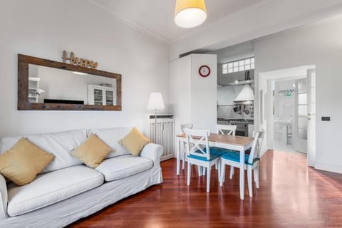 Living room, Seating area, Dining area, stove