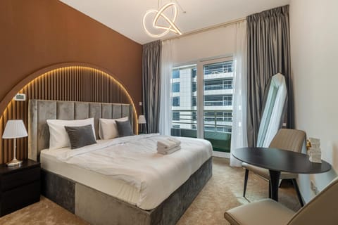 Luxury 3BR & Floating Bed in Marina with Pool Apartment in Dubai