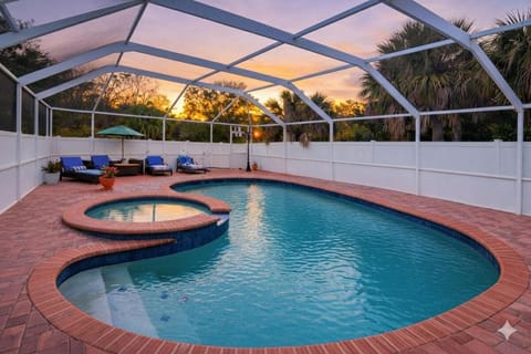 Patio, Hot Tub, Swimming pool, Swimming pool, sunbed