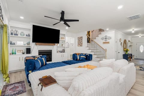 Communal lounge/ TV room, TV and multimedia, Living room, Photo of the whole room, Seating area, Evening entertainment, fireplace