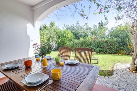 Patio, Spring, Day, Garden, View (from property/room), Balcony/Terrace, Food and drinks, Dining area, Food, Garden view