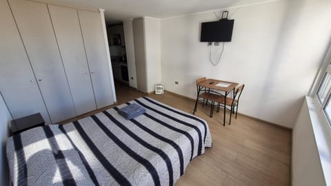 Bed, TV and multimedia, Photo of the whole room, Bedroom, Dinner