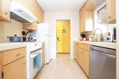 Coffee/tea facilities, Kitchen or kitchenette, dishwasher, oven, stove, toaster