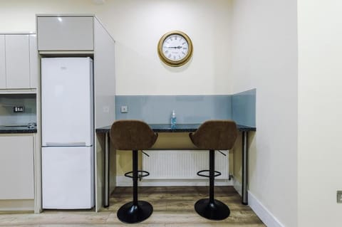 Sleeps 13, Free Parking, Near Etihad & C0-0P Live, 4BR House in Manchester