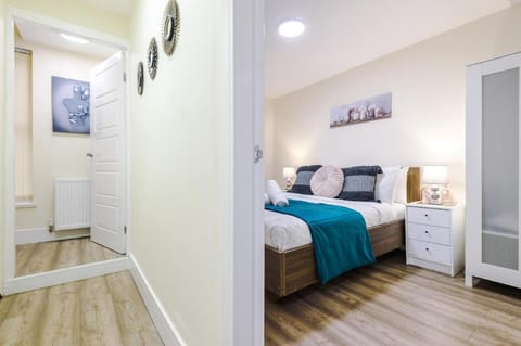 Sleeps 13, Free Parking, Near Etihad & C0-0P Live, 4BR House in Manchester