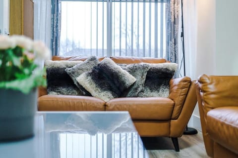 Sleeps 13, Free Parking, Near Etihad & C0-0P Live, 4BR House in Manchester