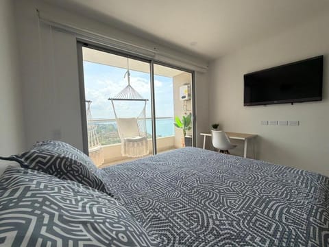 Bed, TV and multimedia, Photo of the whole room, Bedroom