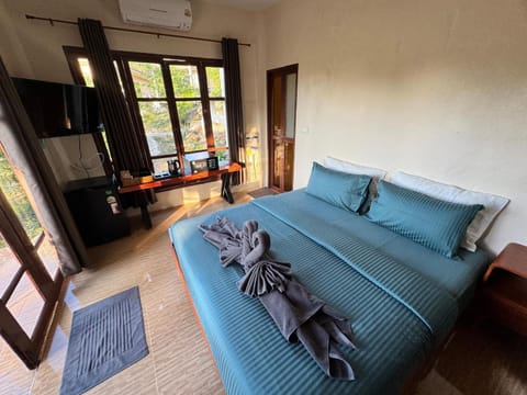 Bed, TV and multimedia, Photo of the whole room, Bedroom, towels, air conditioner