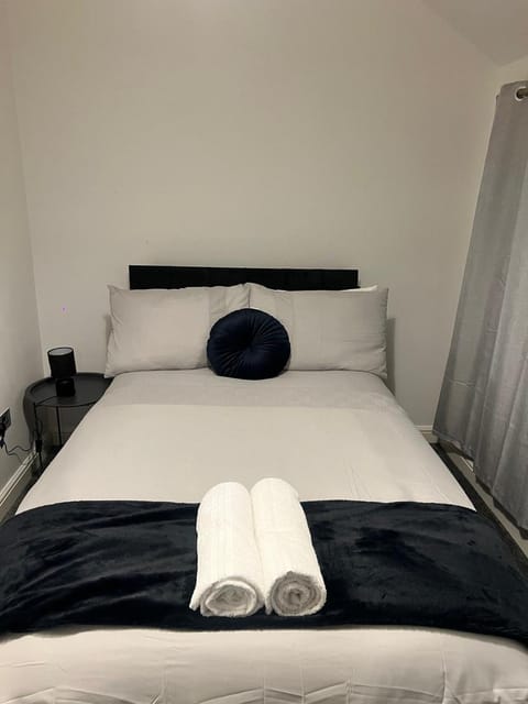 Bed, Photo of the whole room, Bedroom, towels