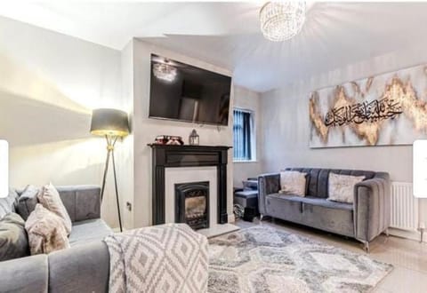 Communal lounge/ TV room, TV and multimedia, Living room, Seating area, Evening entertainment