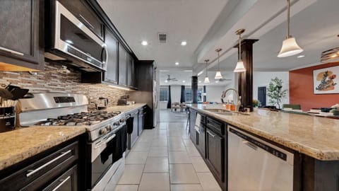 Luxe King 6BR Family Home with Fire Pit & Patio & Free Parking House in Houston