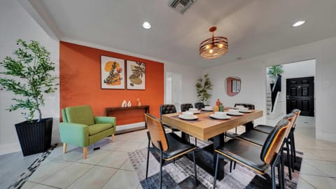 Luxe King 6BR Family Home with Fire Pit & Patio & Free Parking House in Houston