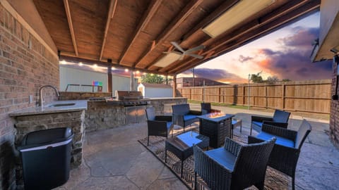 Luxe King 6BR Family Home with Fire Pit & Patio & Free Parking House in Houston