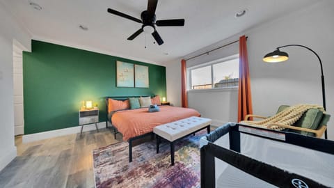 Luxe King 6BR Family Home with Fire Pit & Patio & Free Parking House in Houston