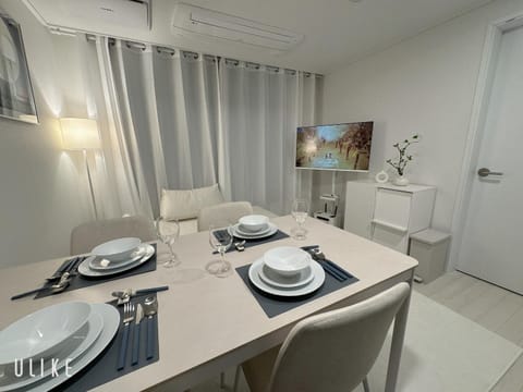 TV and multimedia, Living room, Seating area, Dining area