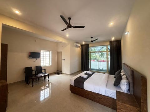 Bed, TV and multimedia, Balcony/Terrace, Photo of the whole room, Seating area, Bedroom
