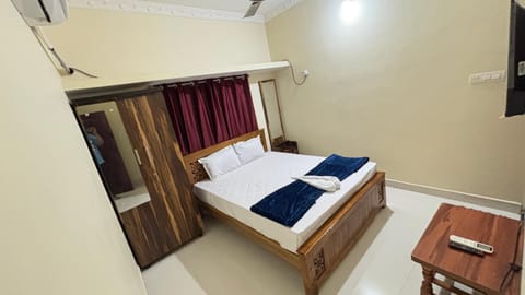 Photo of the whole room, Bedroom, towels