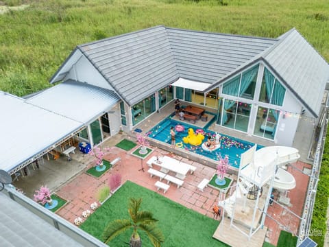 Property building, Day, Garden, Garden view