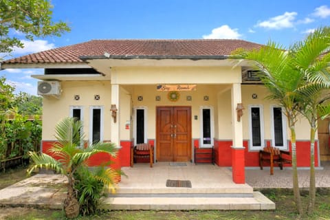 Property building, Facade/entrance, Day