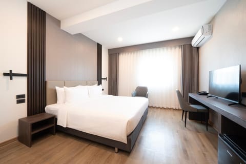 Bed, TV and multimedia, Photo of the whole room, Evening entertainment, Bedroom, air conditioner