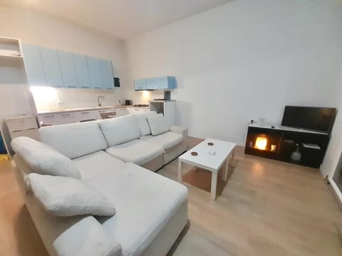 TV and multimedia, Kitchen or kitchenette, Living room, Seating area