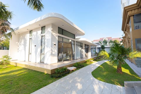 Property building, Day, Garden