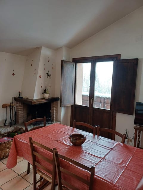 TV and multimedia, Seating area, Dining area