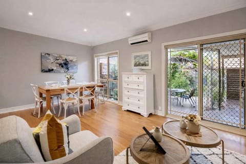 Patio, Kitchen or kitchenette, Living room, Seating area, Dining area, air conditioner