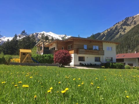 Facade/entrance, Spring