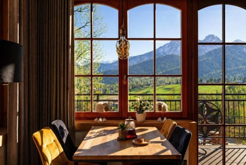 Natural landscape, View (from property/room), Balcony/Terrace, Living room, Seating area, Dining area, Mountain view