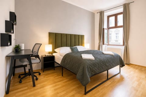Bed, TV and multimedia, Bedroom, towels