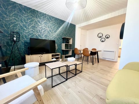 Communal lounge/ TV room, TV and multimedia, Living room, Seating area, Dining area, Evening entertainment